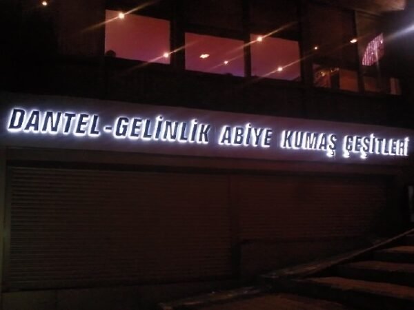 Gelinlikçi Tabelası